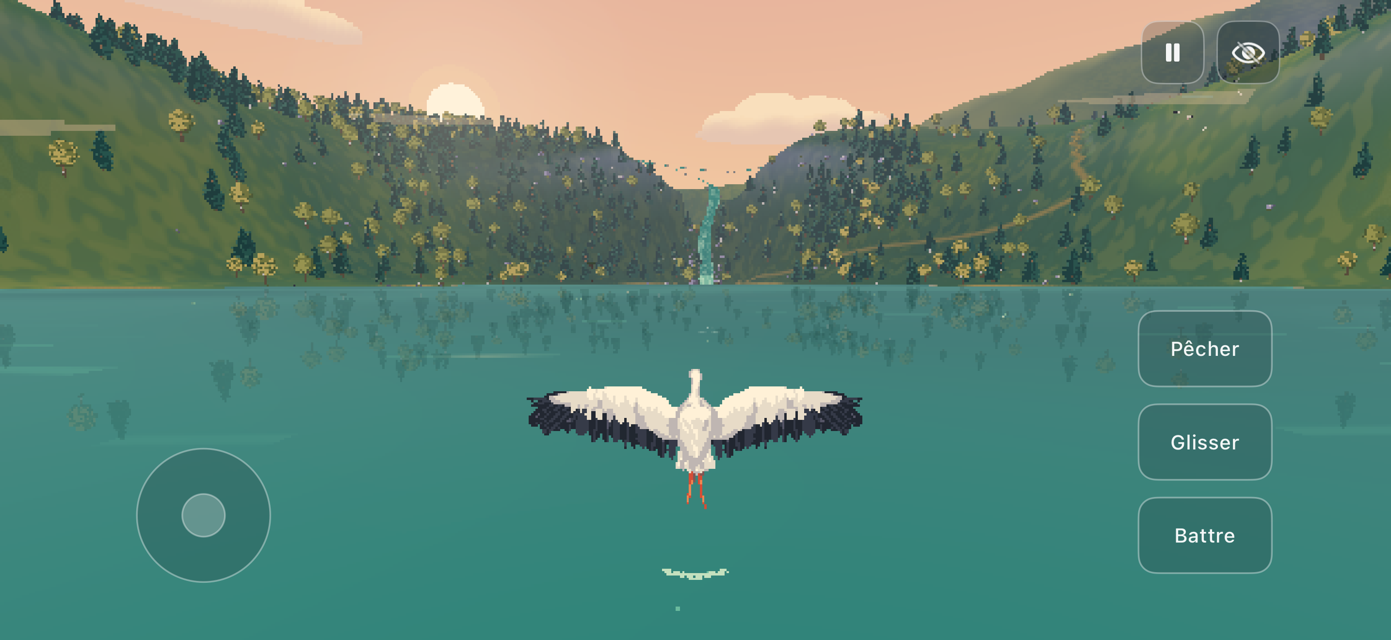 La cigogne frôle l’eau du lac au coucher du soleil